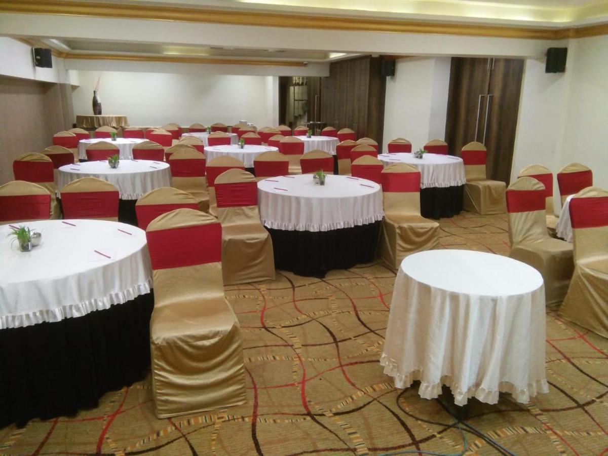 Hotel The Fern Residency Rajkot Esterno foto