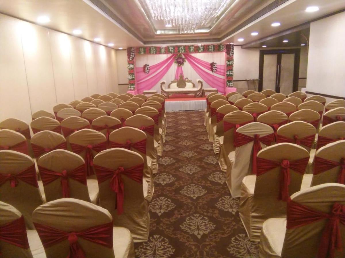 Hotel The Fern Residency Rajkot Esterno foto