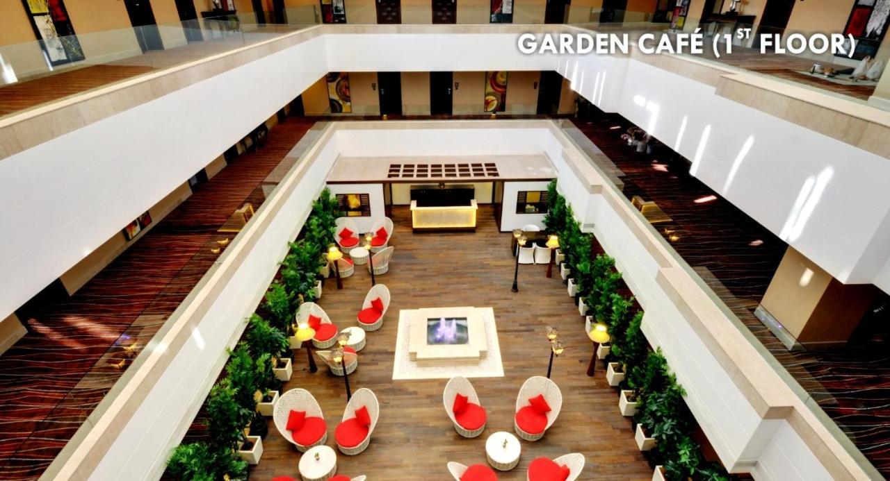 Hotel The Fern Residency Rajkot Esterno foto