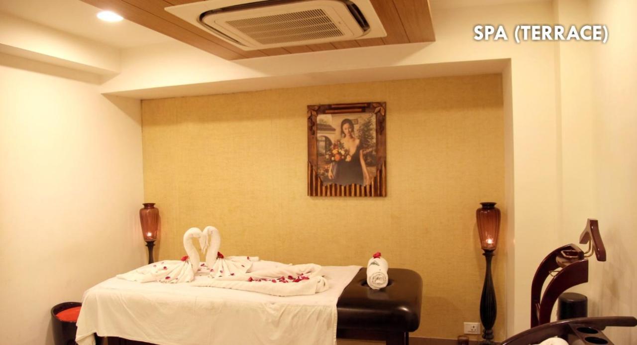 Hotel The Fern Residency Rajkot Esterno foto
