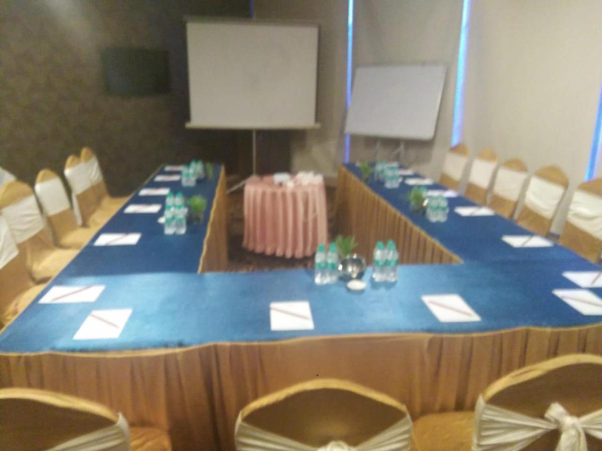 Hotel The Fern Residency Rajkot Esterno foto