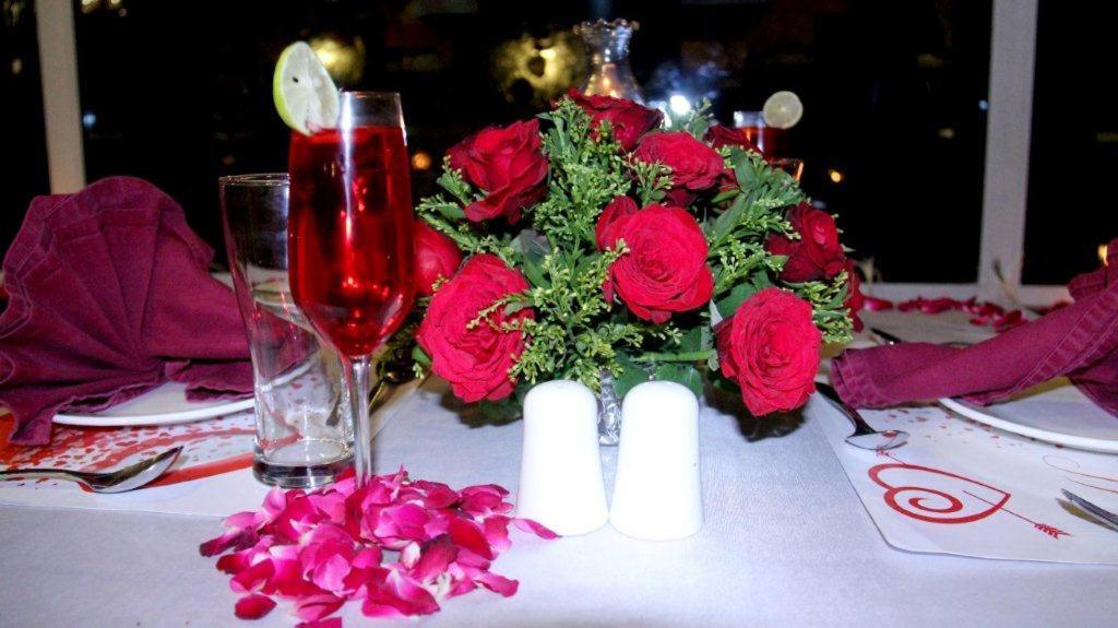 Hotel The Fern Residency Rajkot Esterno foto