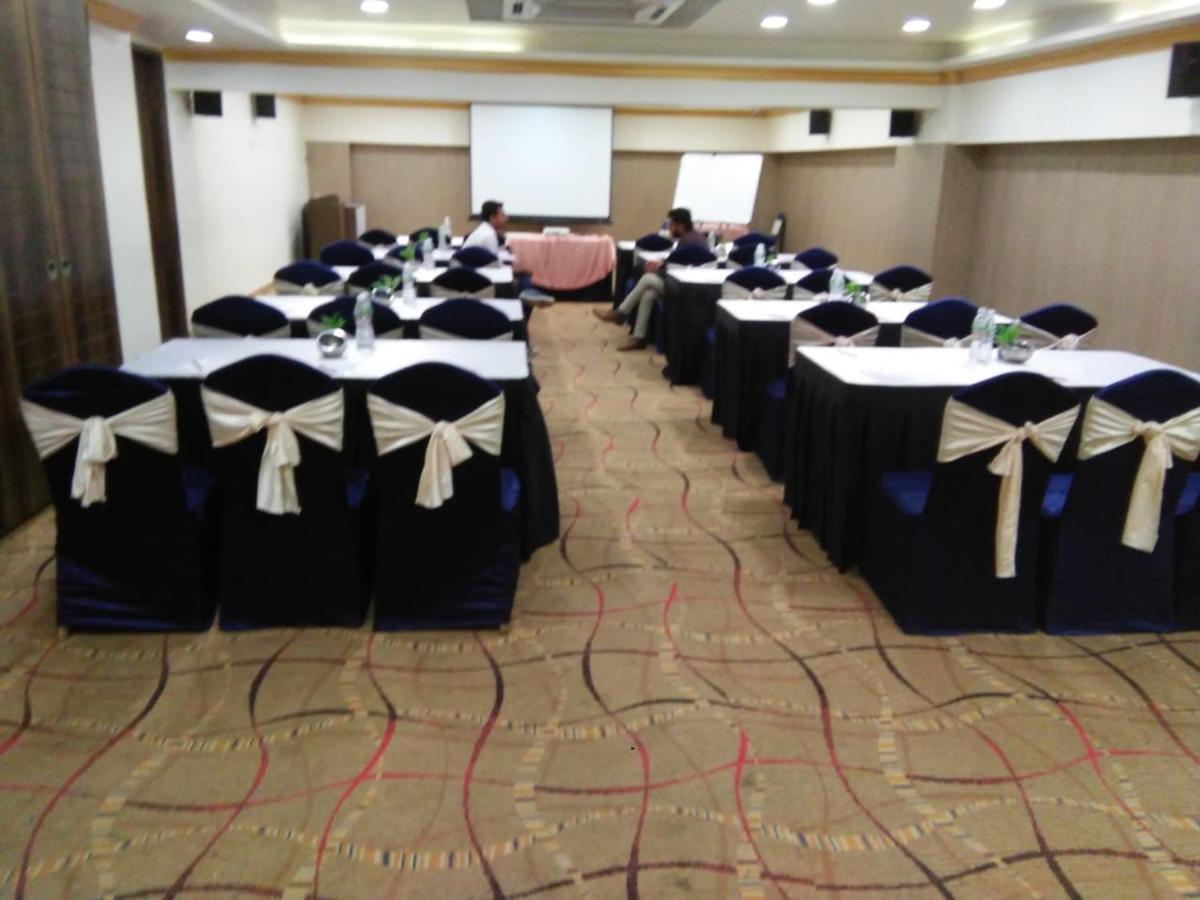 Hotel The Fern Residency Rajkot Esterno foto