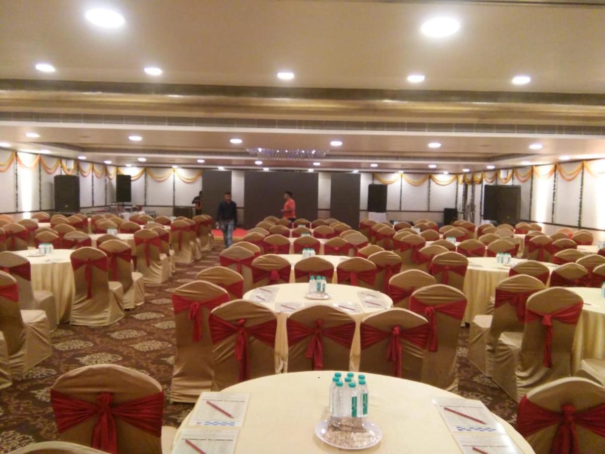 Hotel The Fern Residency Rajkot Esterno foto