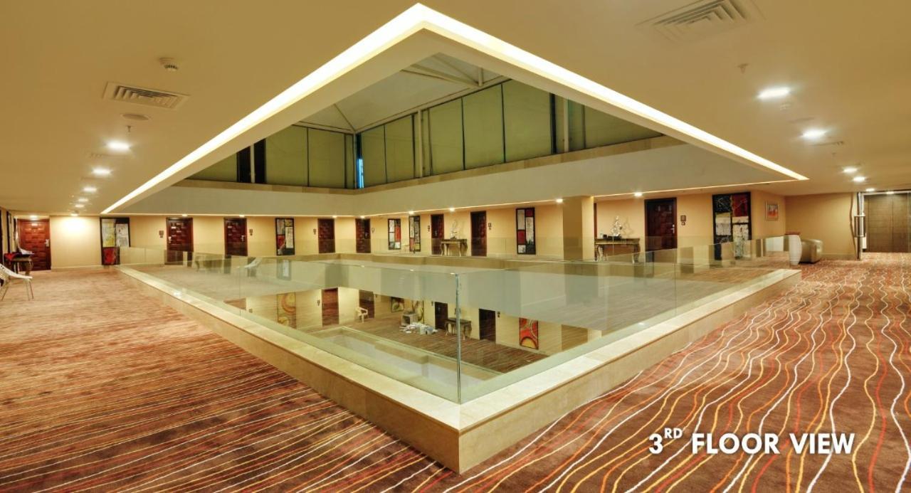 Hotel The Fern Residency Rajkot Esterno foto