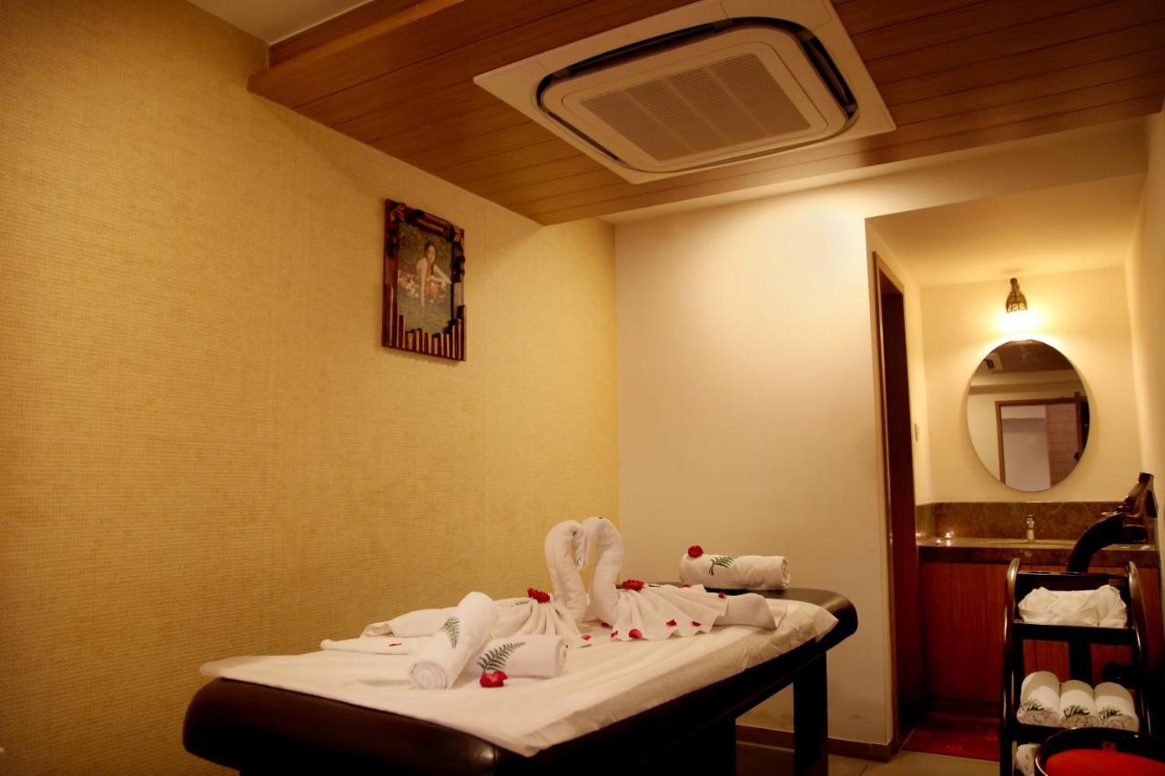 Hotel The Fern Residency Rajkot Esterno foto