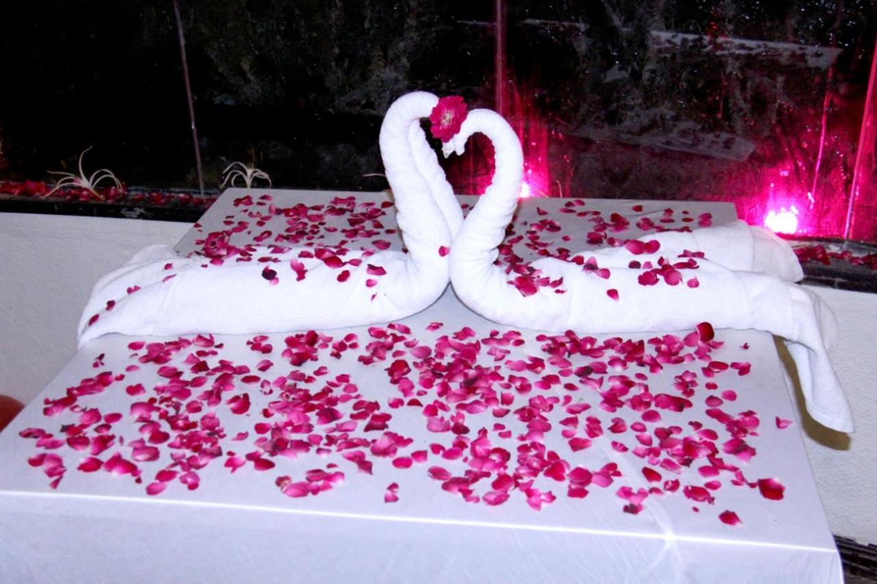 Hotel The Fern Residency Rajkot Esterno foto