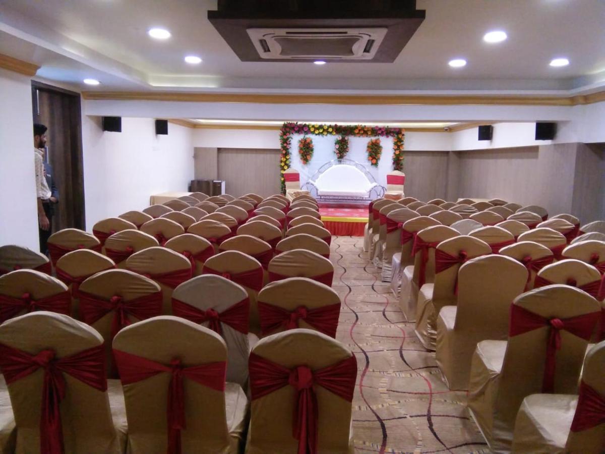 Hotel The Fern Residency Rajkot Esterno foto