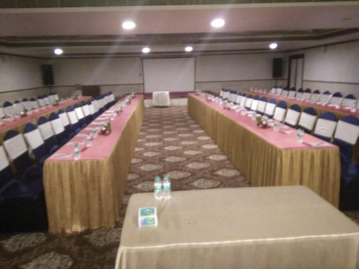 Hotel The Fern Residency Rajkot Esterno foto