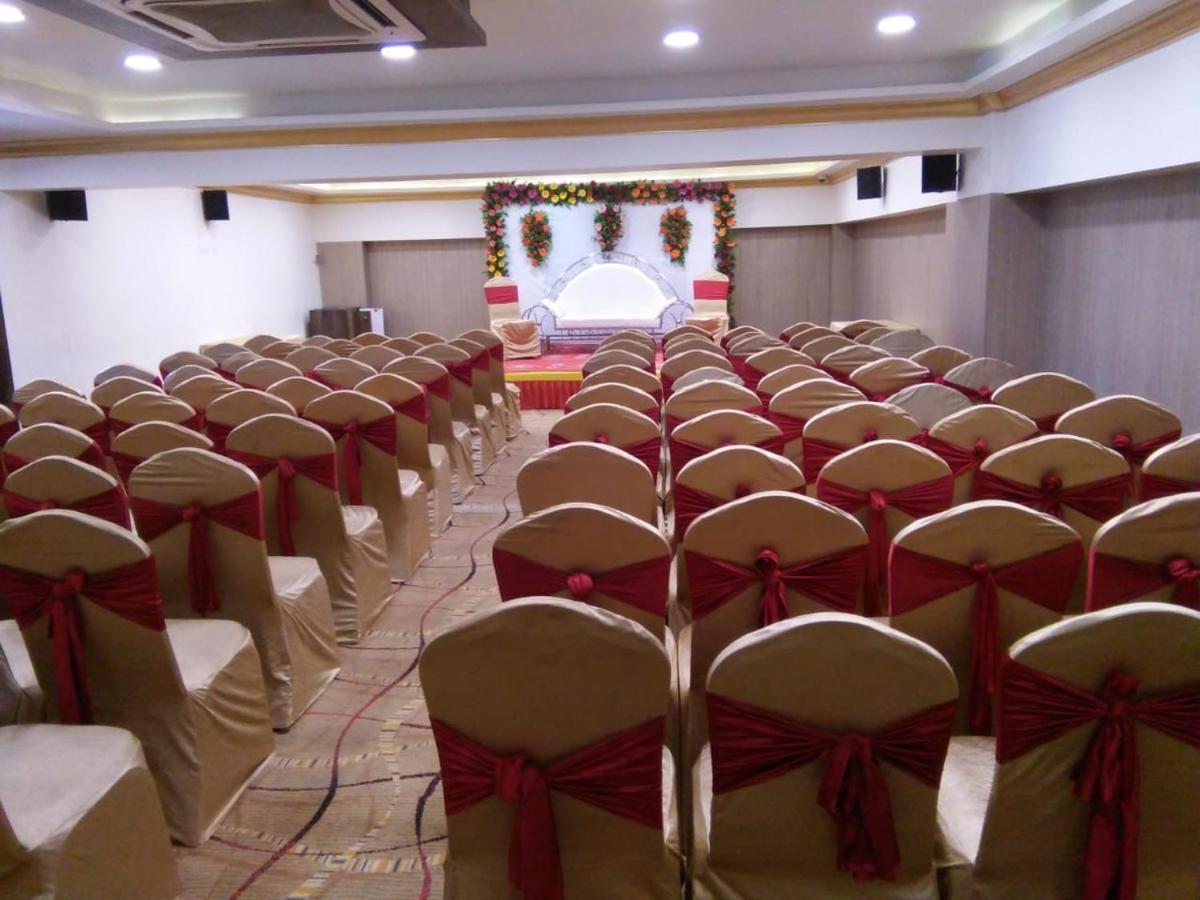 Hotel The Fern Residency Rajkot Esterno foto