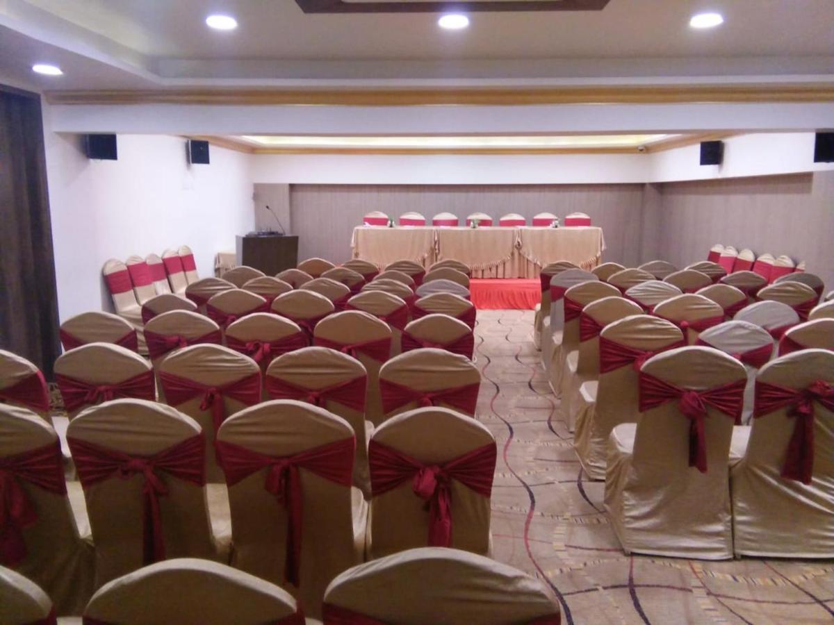 Hotel The Fern Residency Rajkot Esterno foto
