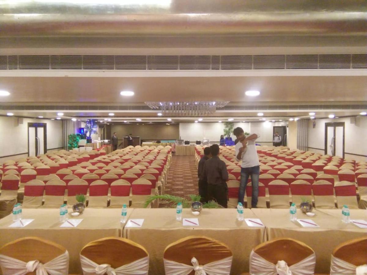 Hotel The Fern Residency Rajkot Esterno foto