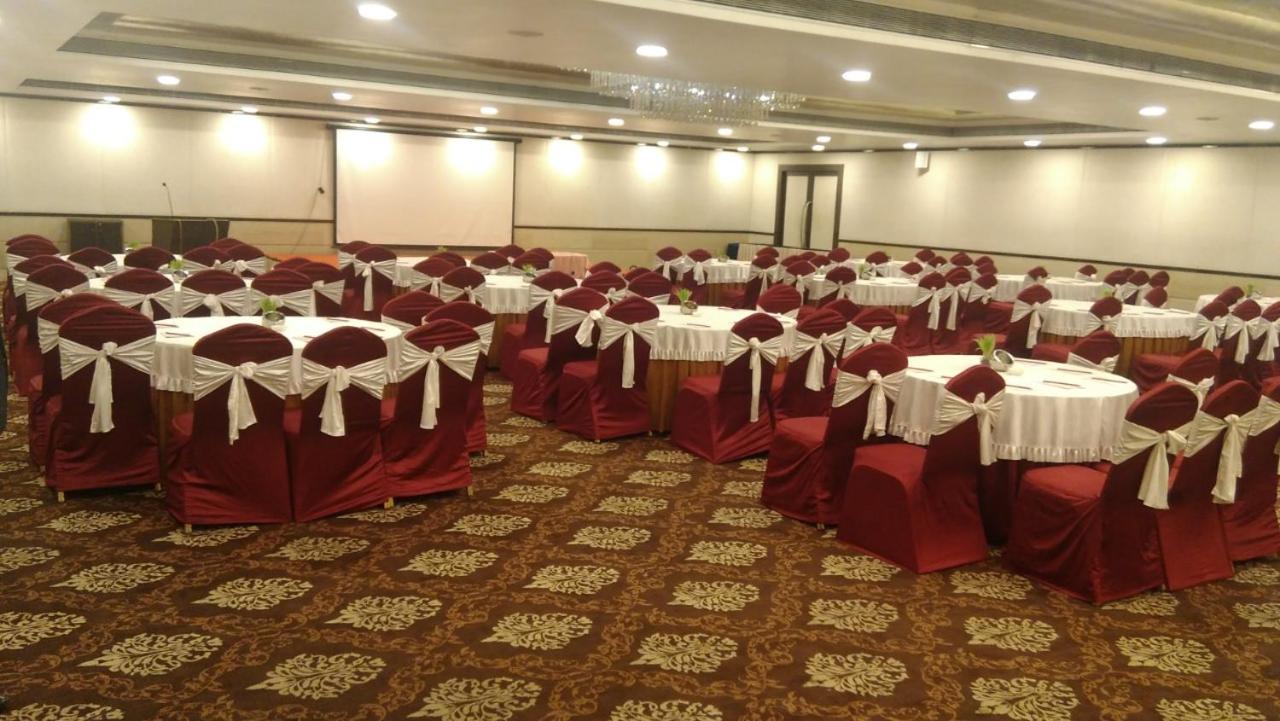 Hotel The Fern Residency Rajkot Esterno foto