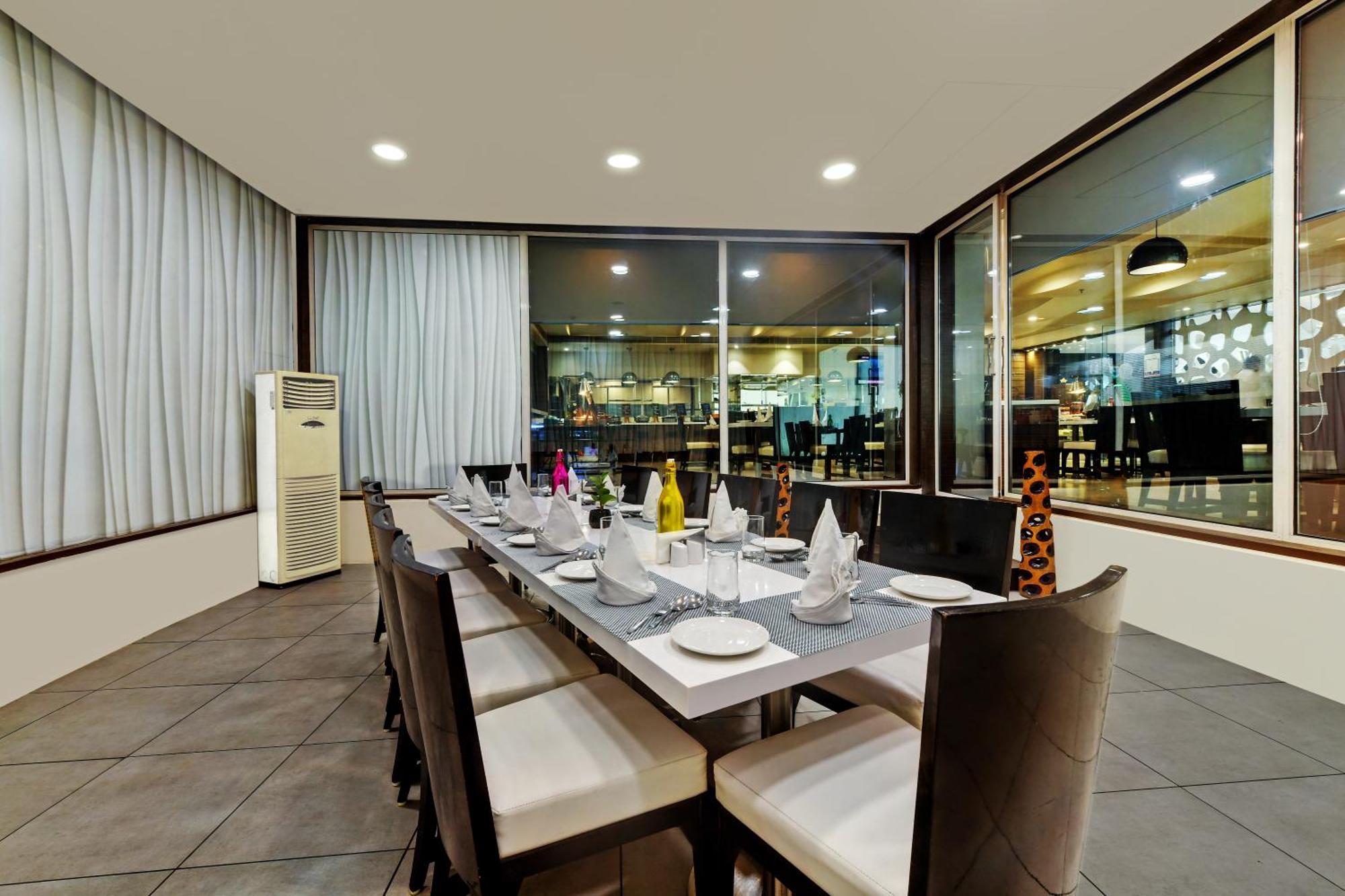 Hotel The Fern Residency Rajkot Esterno foto