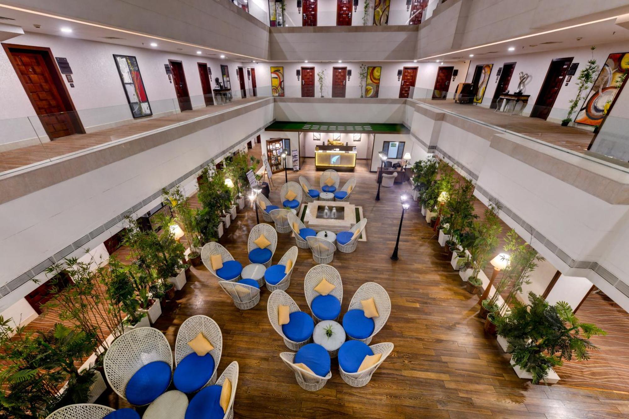 Hotel The Fern Residency Rajkot Esterno foto