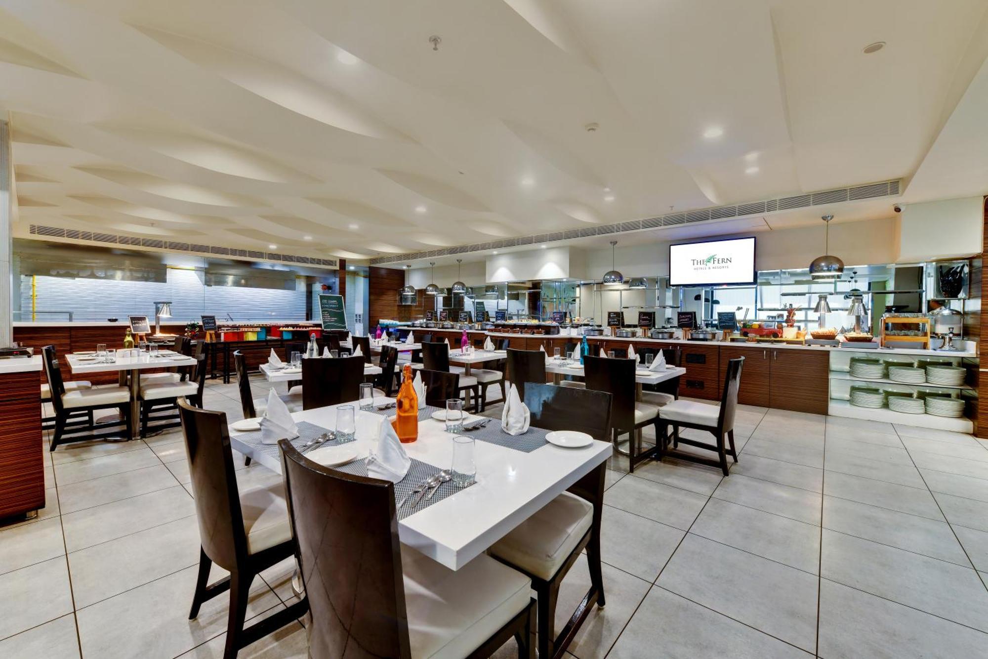 Hotel The Fern Residency Rajkot Esterno foto