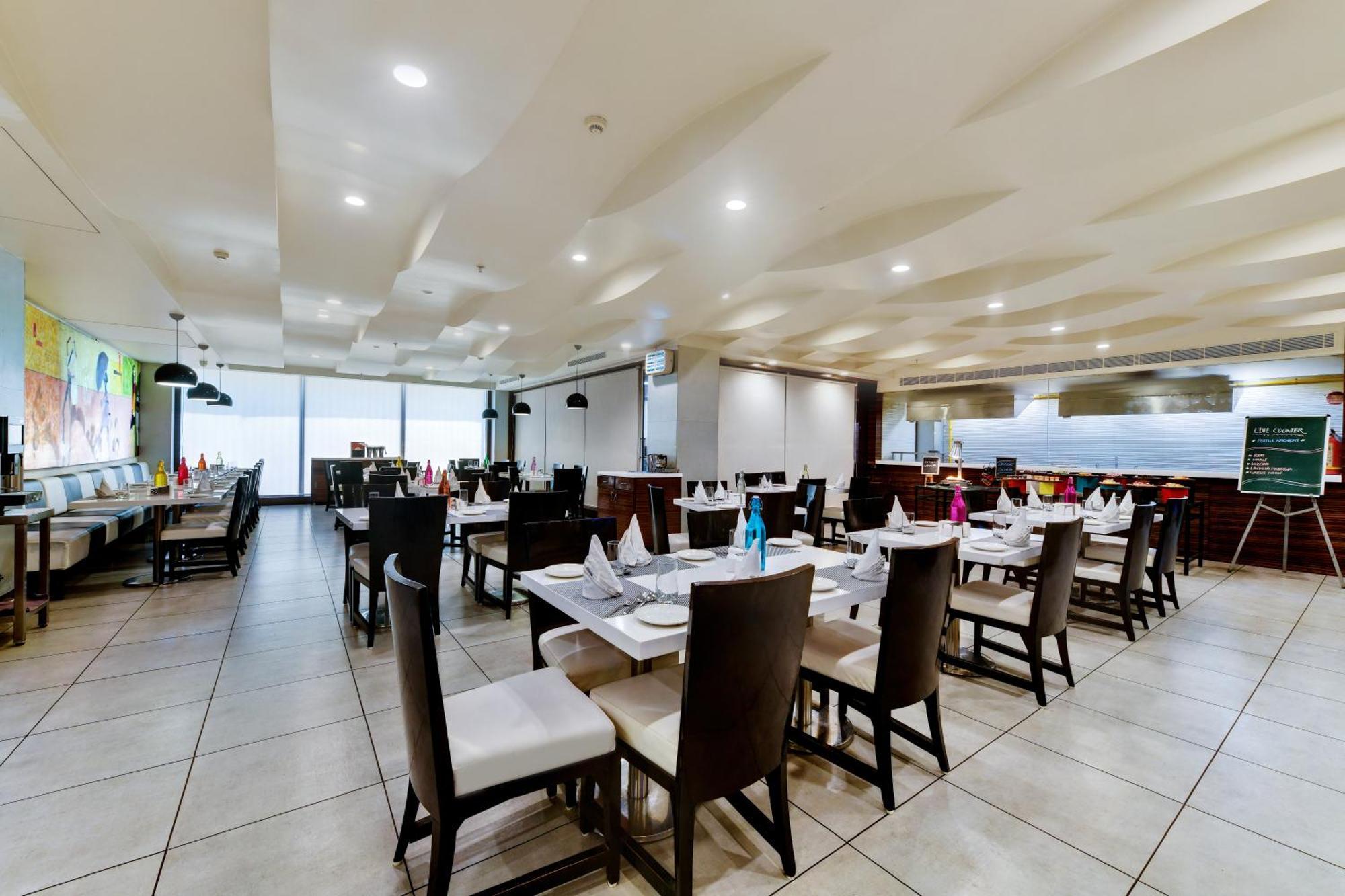 Hotel The Fern Residency Rajkot Esterno foto