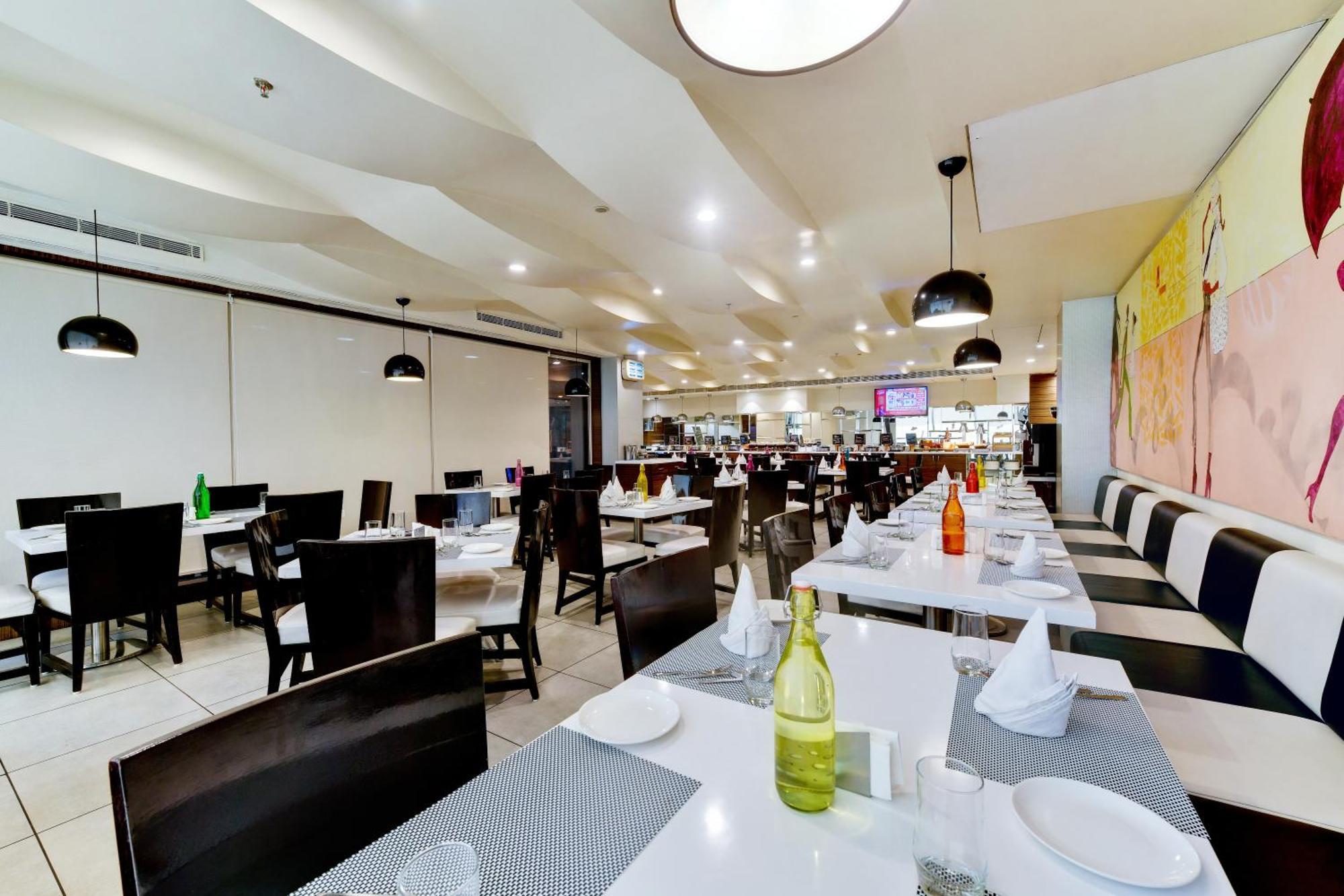 Hotel The Fern Residency Rajkot Esterno foto