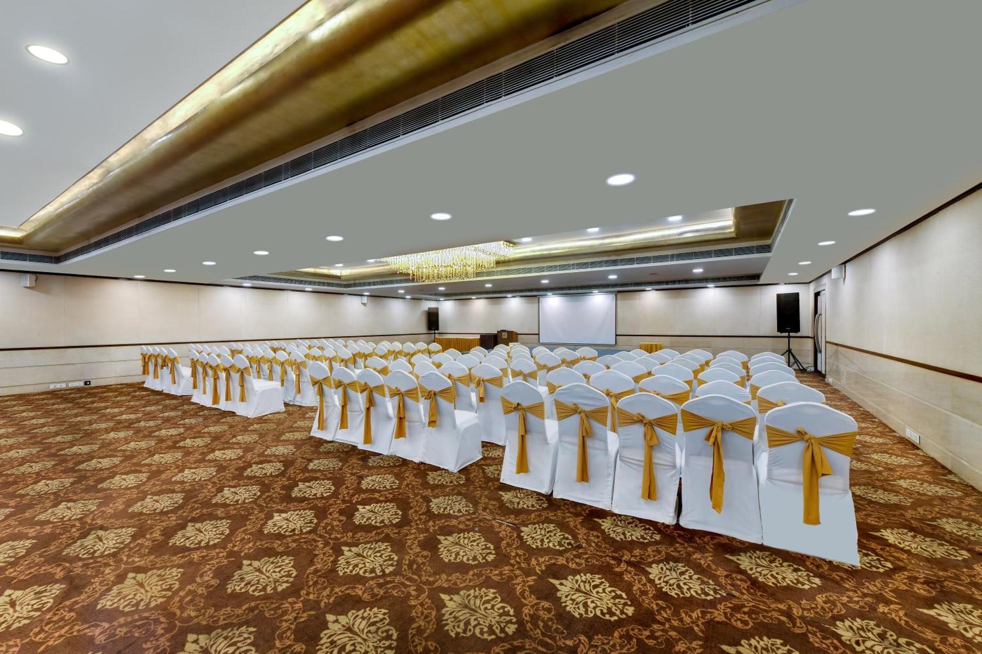 Hotel The Fern Residency Rajkot Esterno foto