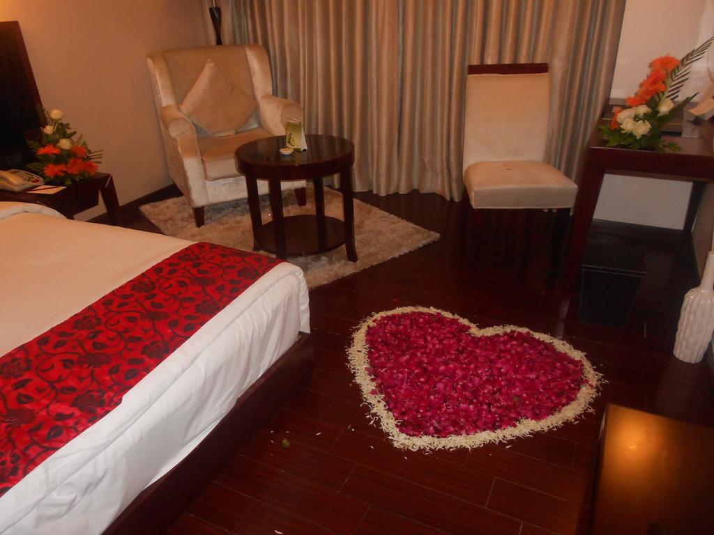 Hotel The Fern Residency Rajkot Esterno foto