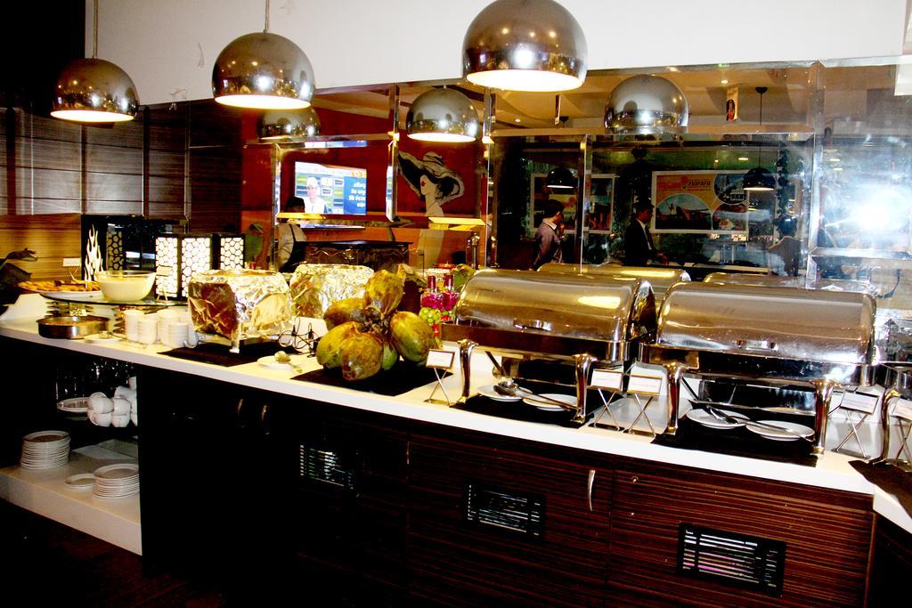 Hotel The Fern Residency Rajkot Esterno foto